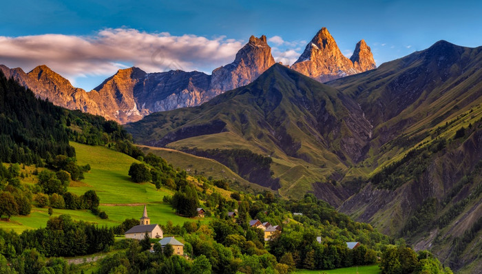 教堂村的法国阿尔卑斯山脉与山米高绿色梅多斯春天