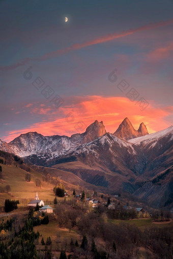 教堂村的法国阿尔卑斯山脉与山米高绿色梅多斯春天