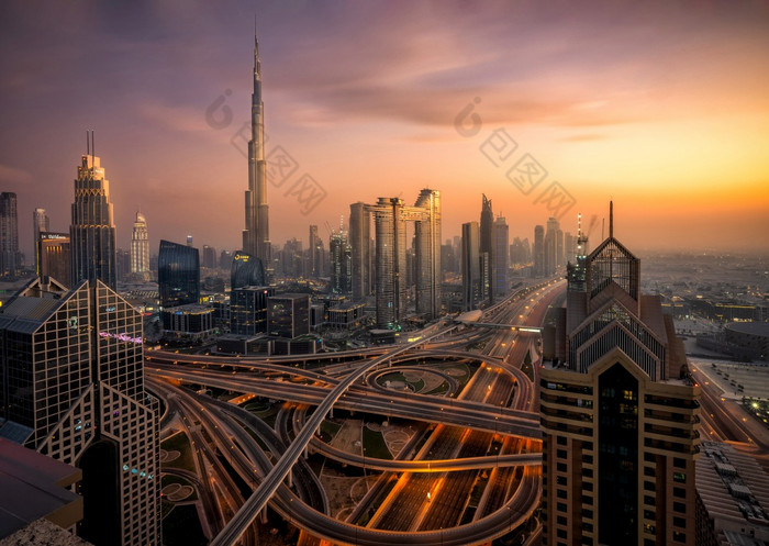 迪拜天际线从酒店蓝色的小时日落skycrapers可以见过迪拜塔哈利法塔和谢赫。扎耶德路
