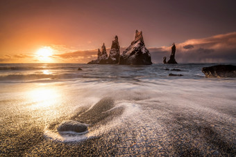 海滩冰岛与黑色的沙子和岩石形成的背景《暮光之城》
