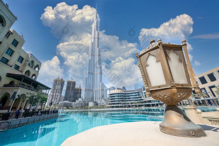 迪拜塔哈利法塔与迪拜购物中心下一个和水反射的skycraper迪拜