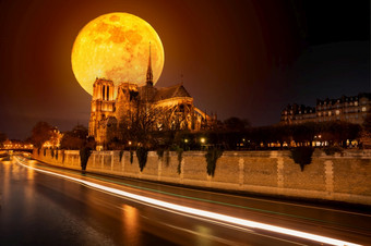月亮在我们的爵士大教堂之前燃烧与船只小径的水晚上巴黎