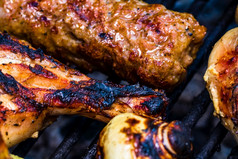 鸡牛排烤和肉卷木炭烧烤前视图野营美味的烧烤食物概念食物烧烤和细节食物的烧烤