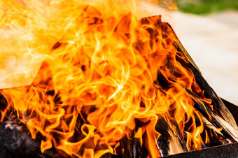 空热<strong>木炭</strong>烧烤烧烤与明亮的火焰热燃烧烧烤在户外烹饪食物