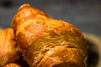 新鲜烤金棕色（的）法国羊角面包美味的烤羊角面包温暖的黄油羊角面包和烤糕点