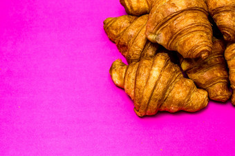 法国早餐概念关闭美味的新鲜的<strong>羊角</strong>面包孤立的粉红色的董事会法国早餐概念关闭美味的新鲜的<strong>羊角</strong>面包孤立的粉红色的董事会
