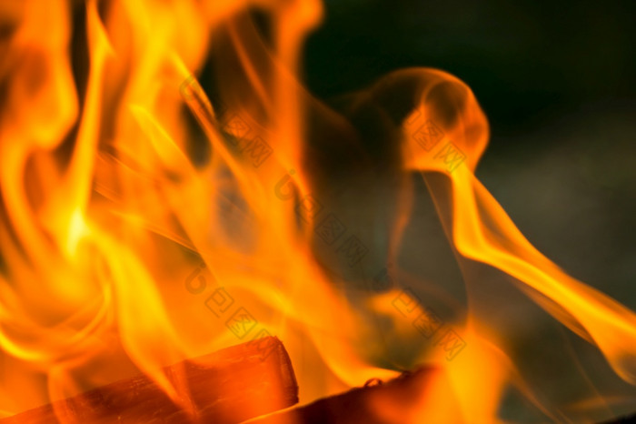 空热木炭烧烤烧烤与明亮的火焰热燃烧烧烤在户外烹饪食物