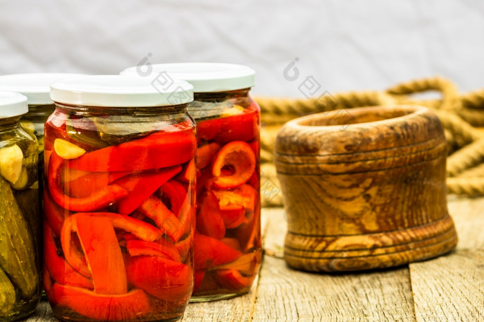 玻璃罐子与腌红色的贝尔辣椒保存食物概念罐头蔬菜玻璃罐子与腌红色的贝尔辣椒保存食物概念罐头蔬菜