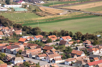 空中视图的小镇中心与山建筑街道植被和周围的环境卢比罗马尼亚