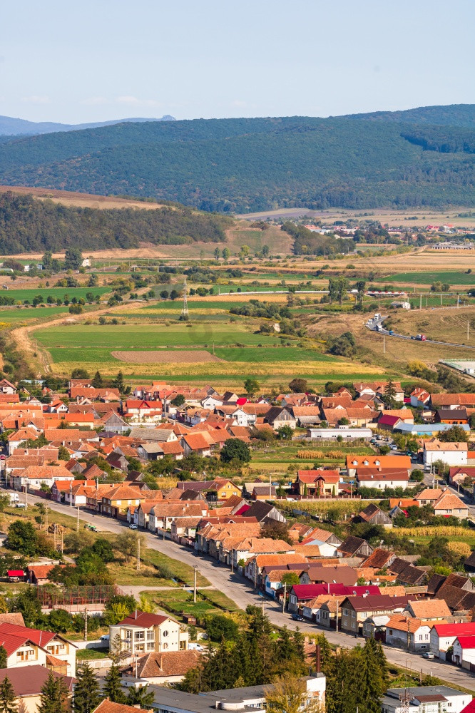 空中视图的小镇中心与山建筑街道植被和周围的环境卢比罗马尼亚