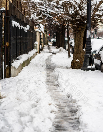 路径道路使人走通过的雪的早....路径重雪冬天概念snow-path的早....光
