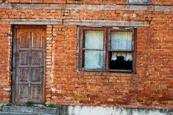 老和被遗弃的<strong>砖房子</strong>与破碎的窗户