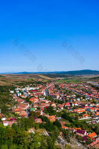 空中视图的小镇中心与山建筑<strong>街道</strong>植被和周围的<strong>环境</strong>卢比罗马尼亚