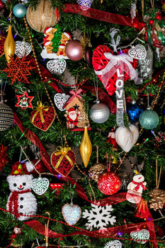 美丽的圣诞节饰品和装饰挂的圣诞节树