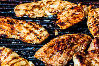 鸡和猪肉牛排烤木炭烧烤前视图野营美味的烧烤食物概念食物烧烤和细节食物的烧烤