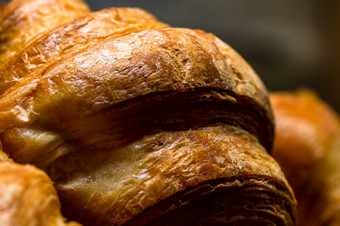 新鲜烤金棕色（的）法国羊角面包美味的烤羊角面包温暖的黄油羊角面包和烤糕点