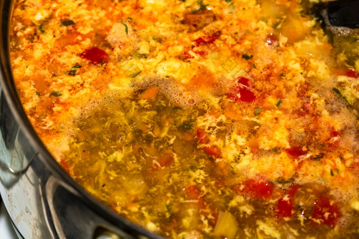 准备汤与鸡和蔬菜关闭沸腾汤