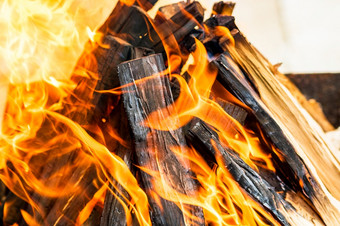 空热<strong>木炭</strong>烧烤烧烤与明亮的火焰热燃烧烧烤在户外烹饪食物