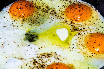 炸鸡蛋阳光明媚的一边炸鸡蛋烹饪成分从农民市场为早餐