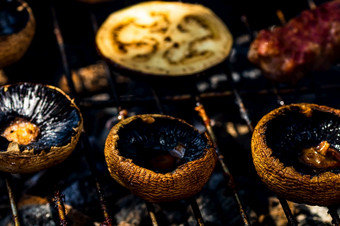 烧烤肉卷被称为小mititei与蔬菜煳烧烤<strong>木炭</strong>烧烤与燃烧火