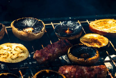 烧烤肉卷被称为小mititei与蔬菜煳烧烤木炭烧烤与燃烧火