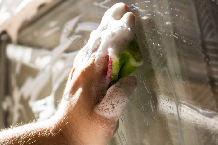 男人。清洁窗口使用窗口清洁清洁刷和清洁喷雾器清洁服务概念做家务和管家概念