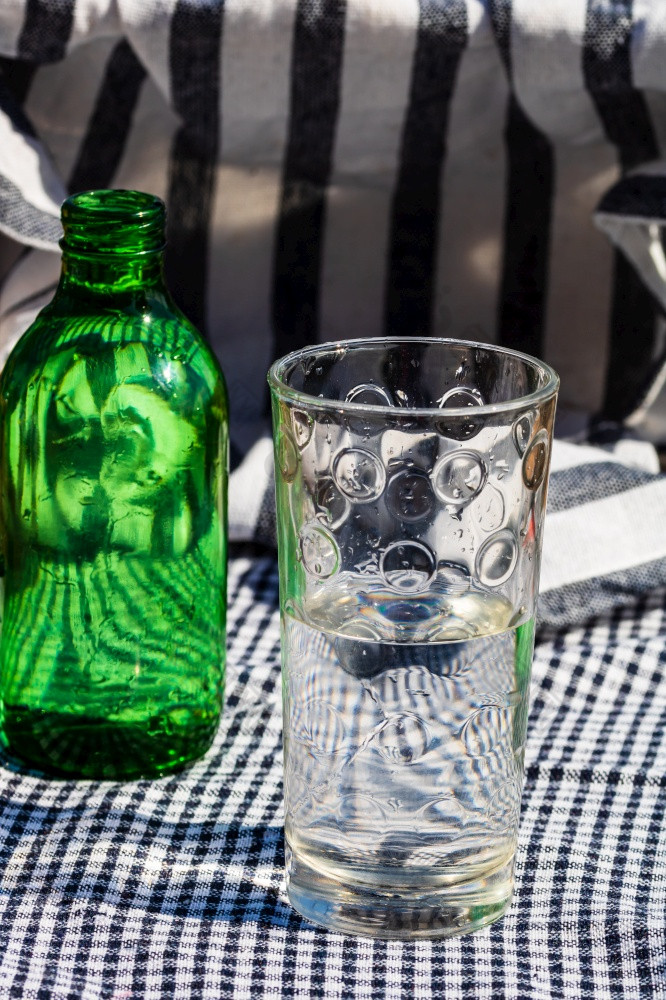玻璃和瓶纯水水喝概念