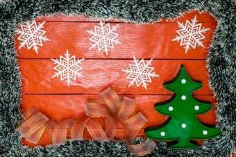 圣诞节作文红色的木董事会与圣诞节加兰和装饰有创意的作文与边境和复制空间前视图平躺圣诞节框架