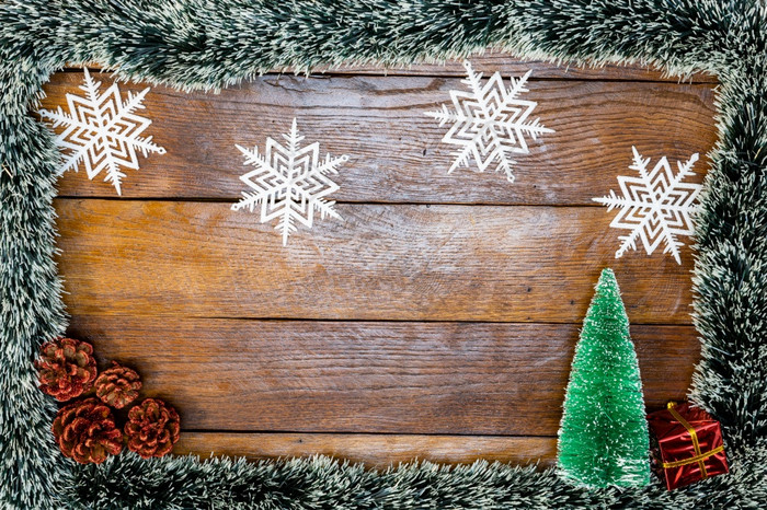 圣诞节作文木董事会与圣诞节加兰和装饰有创意的作文与边境和复制空间前视图平躺圣诞节框架