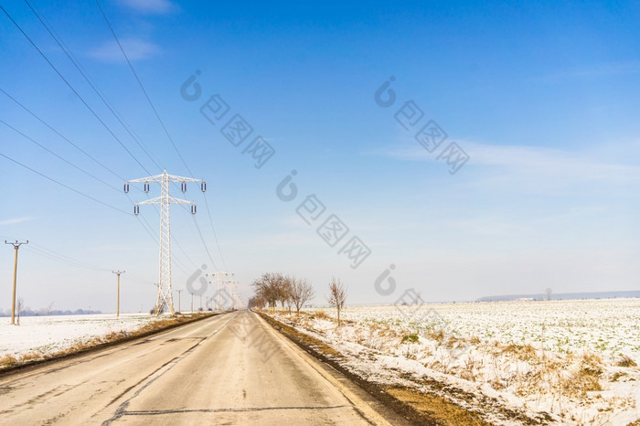 冬天季节视图汽车和雪街通过挡风玻璃而开车布加勒斯特罗马尼亚冬天季节视图汽车和雪街通过挡风玻璃而开车布加勒斯特罗马尼亚