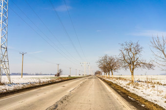 冬天季节视图汽车和雪街通过挡风玻璃而<strong>开车</strong>布加勒斯特罗马尼亚冬天季节视图汽车和雪街通过挡风玻璃而<strong>开车</strong>布加勒斯特罗马尼亚