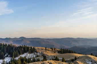 美丽的景观雪山美丽的冬天自然景观令人惊异的山视图山范围和松树森林与薄雪