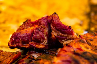 多汁的热气腾腾的肉木炭烧烤猪肉牛排鸡乳房香肠块肉排街食物节日