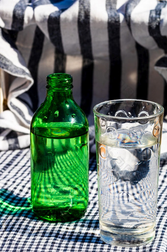 玻璃和瓶纯水水喝概念