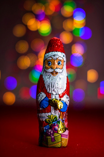 巧克力糖果混合前面的圣诞节树灯布加勒斯特罗马尼亚