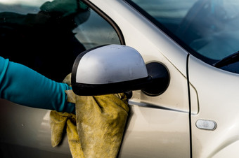 男人。抛光<strong>车</strong>使用超细纤维布男人。洗和擦拭<strong>车</strong>罗马尼亚布加勒斯特