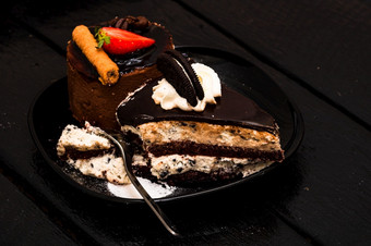 巧克力摩丝与草莓巧克力坚持和奶油芝士蛋糕与巧克力饼干奶油饼干黑色的菜