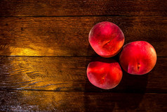 新鲜的多汁的桃子乡村木表格