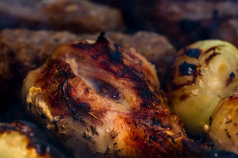 鸡牛排烤和肉卷木炭烧烤前视图野营美味的烧烤食物概念食物烧烤和细节食物的烧烤