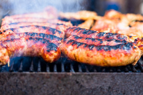烧烤香肠和猪肉排烧烤烧烤烧烤的花园