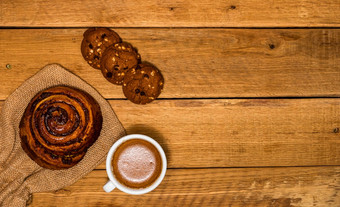 新鲜的泡芙糕点木表格咖啡食物和早餐概念甜点新鲜的糕点饼干和咖啡前视图和复制空间新鲜的泡芙糕点木表格咖啡食物和早餐概念甜点新鲜的糕点饼干和咖啡前视图和复制空间