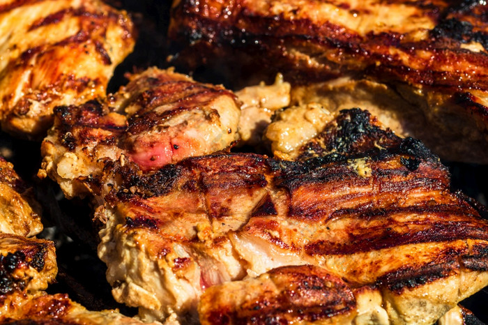 鸡和猪肉牛排烤木炭烧烤前视图野营美味的烧烤食物概念食物烧烤和细节食物的烧烤