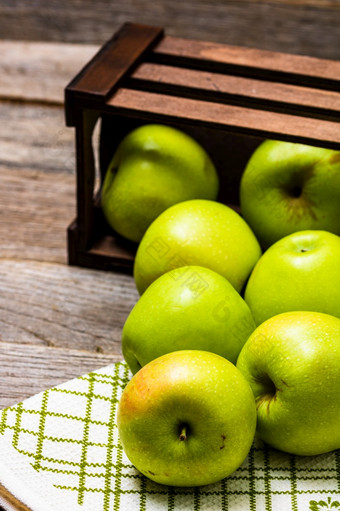 木箱与成熟的绿色苹果木表格