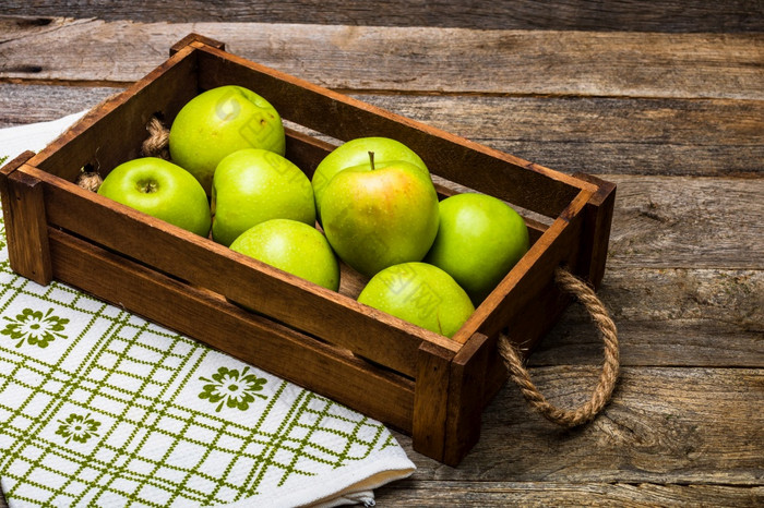 木箱与成熟的绿色苹果木表格