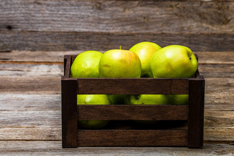 木箱与成熟的绿色<strong>苹果</strong>木表格