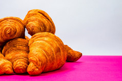 新鲜的和美味的羊角面包孤立的法国早餐概念