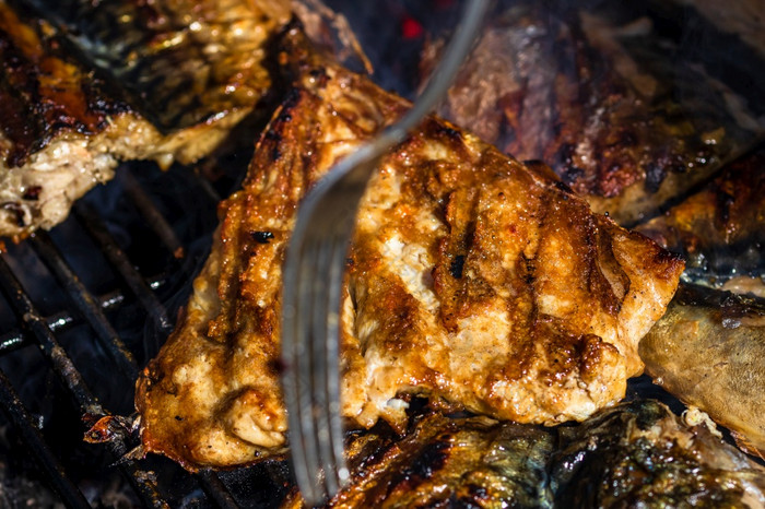 烤鲭鱼鱼与烟木炭烧烤烧烤烤鲭鱼鱼与烟木炭烧烤烧烤
