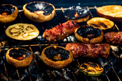 烧烤肉卷被称为小mititei与蔬菜煳烧烤木炭烧烤与燃烧火