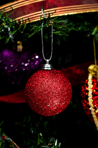 圣诞节挂装饰冷杉树装饰圣诞节树冷杉分支与圣诞节装饰物装饰
