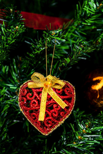 圣诞节挂装饰冷杉树装饰圣诞节树冷杉分支与圣诞节装饰物装饰